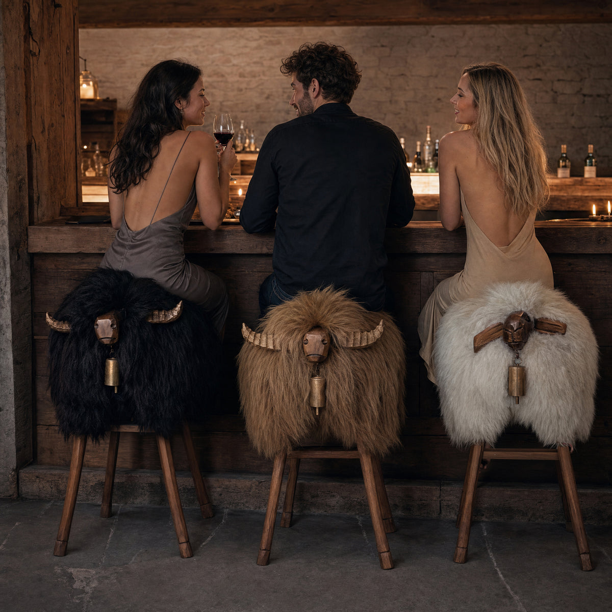 Schafhocker in Bartischhöhe an einer Bar
