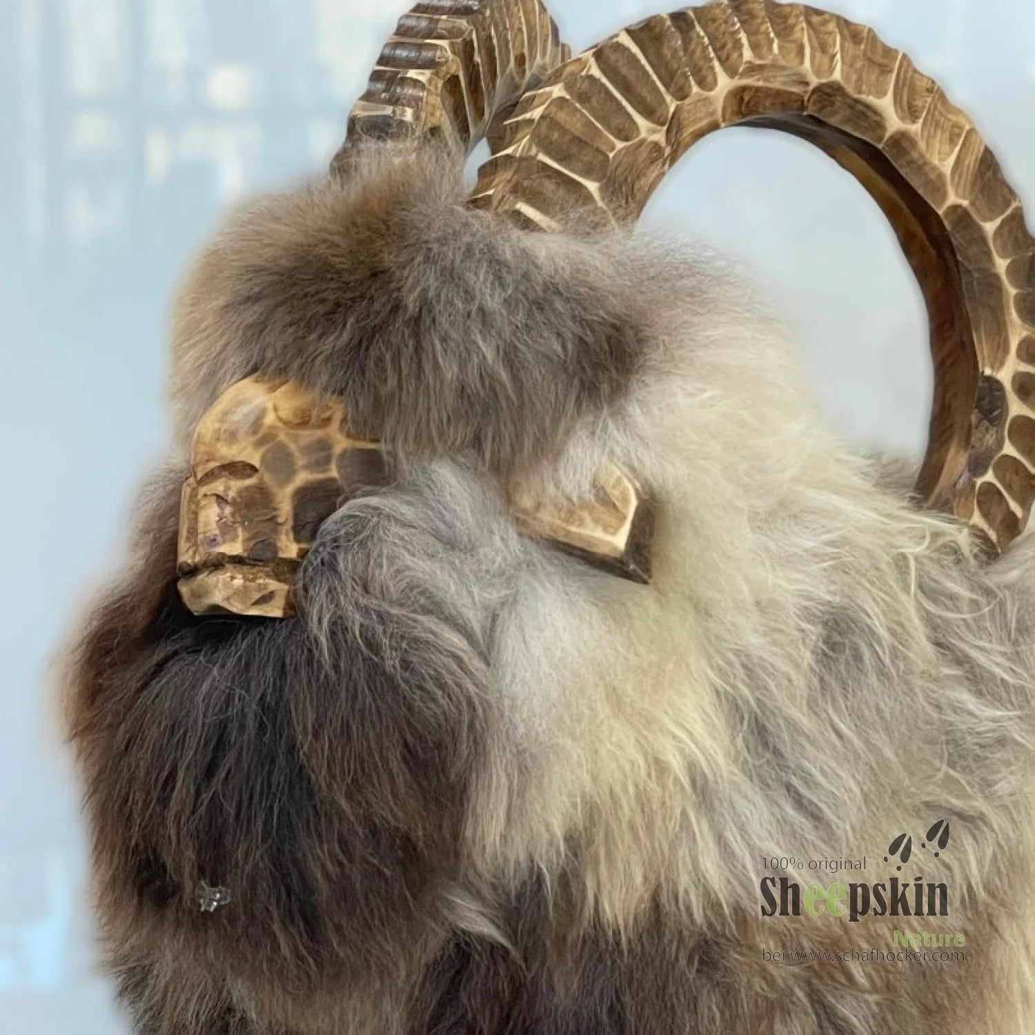 Alpen-Manufaktur handgefertigte Schaffell-Tierhocker Rocky Steinbock beige – Schafhocker Steinbock von Sheepskin Nature© Ansi
