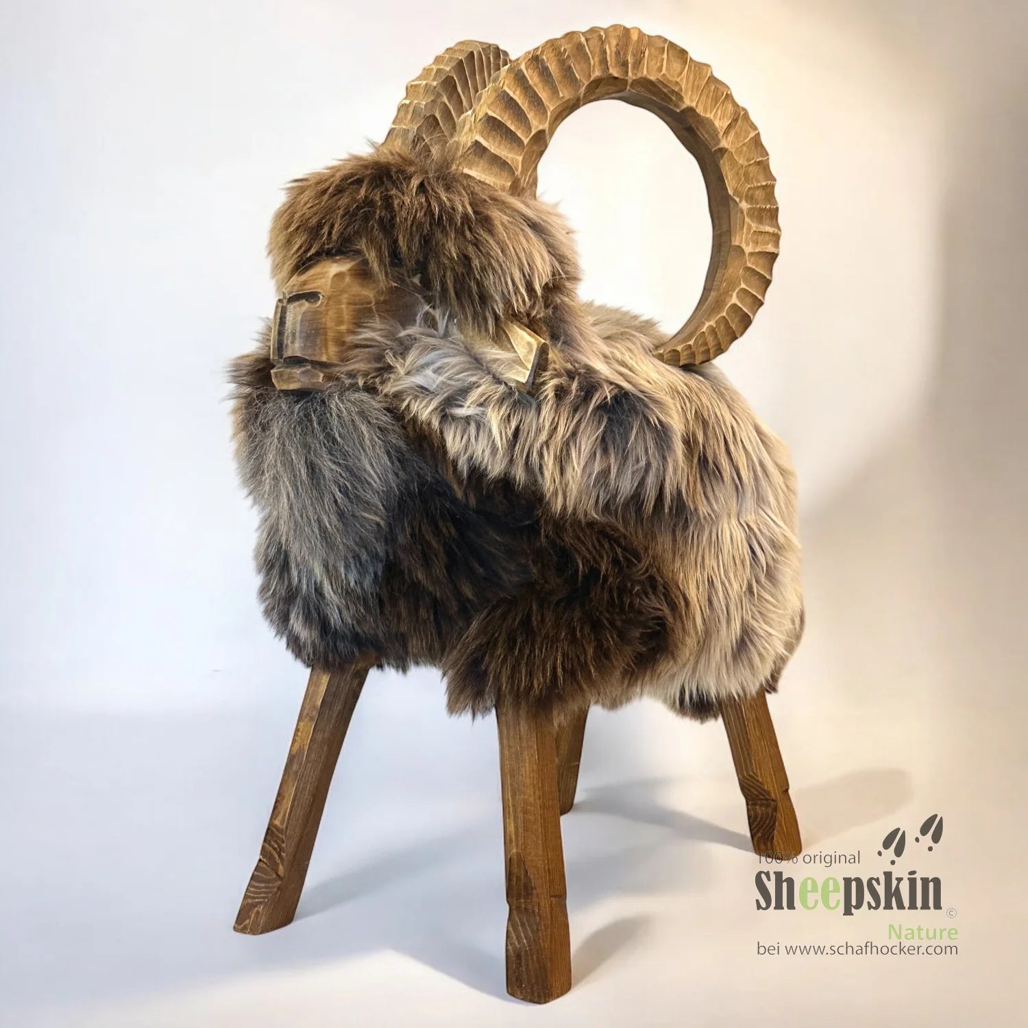Alpen-Manufaktur handgefertigte Schaffell-Tierhocker Rocky Steinbock beige – Schafhocker Steinbock von Sheepskin Nature© jetz