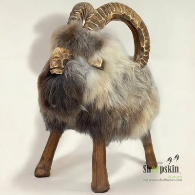Alpen-Manufaktur handgefertigte Schaffell-Tierhocker Rocky Steinbock beige – Schafhocker Steinbock von Sheepskin Nature© Ansi