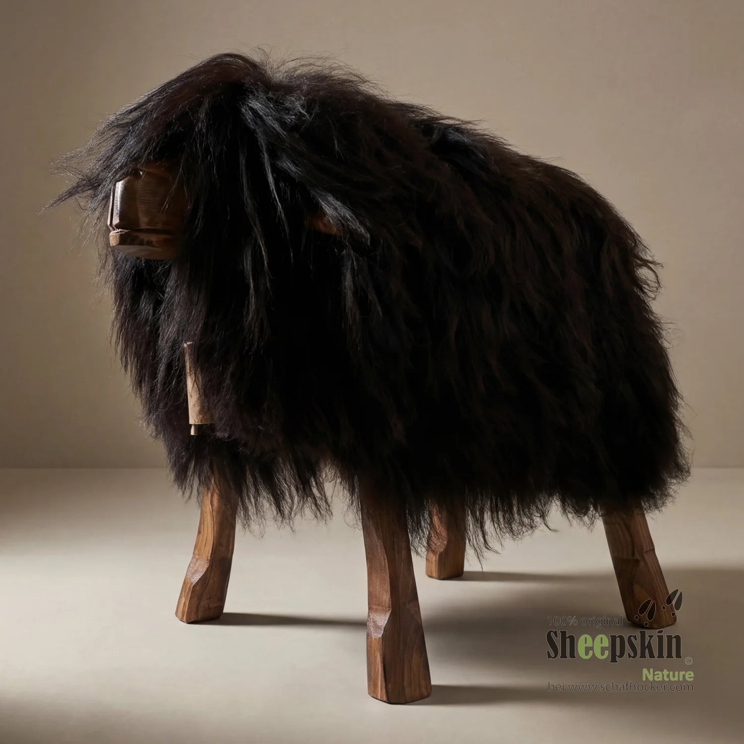 Alpen-Manufaktur Schaffellhocker Anna – handgefertigte Schaffell-Tierhocker – Schafhocker Madl von Sheepskin Nature© jetzt ka