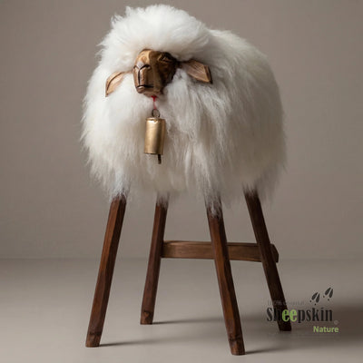 Alpen-Manufaktur Schaffellhocker Babsi – handgefertigte Schaffell-Tierhocker – Barhocker Madl von Sheepskin Nature© jetzt kau
