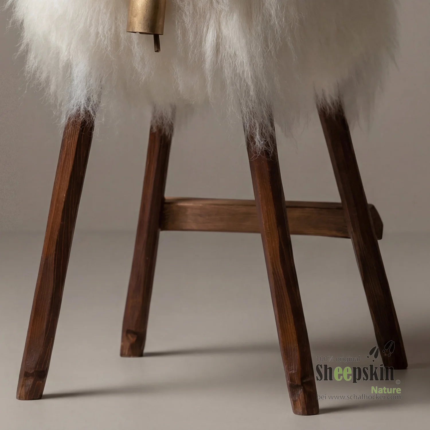 Alpen-Manufaktur Schaffellhocker Babsi – handgefertigte Schaffell-Tierhocker – Barhocker Madl von Sheepskin Nature© Ansicht 3