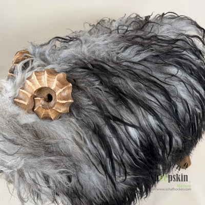 Alpen-Manufaktur Schaffellhocker Bua Aramis handgefertigte Schaffell-Tierhocker – Schafhocker Bua von Sheepskin Nature© Ansic