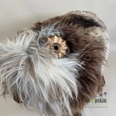 Alpen-Manufaktur Schaffellhocker Bua Sigfried – handgefertigte Schaffell-Tierhocker – Schafhocker Bua von Sheepskin Nature© A