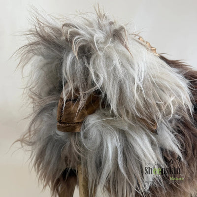 Alpen-Manufaktur Schaffellhocker Bua Sigfried – handgefertigte Schaffell-Tierhocker – Schafhocker Bua von Sheepskin Nature© A