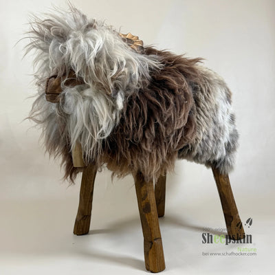 Alpen-Manufaktur Schaffellhocker Bua Sigfried – handgefertigte Schaffell-Tierhocker – Schafhocker Bua von Sheepskin Nature© j