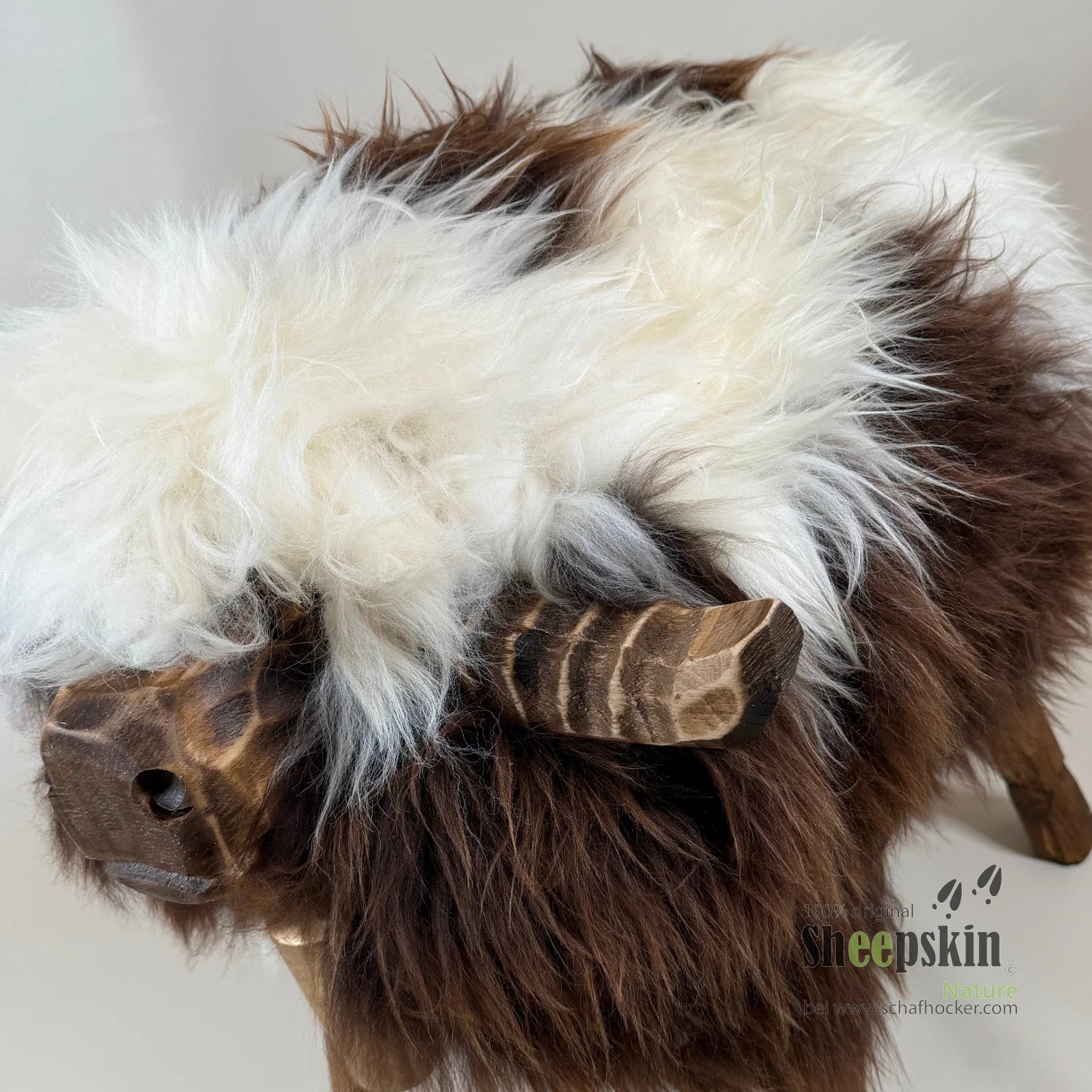 Alpen-Manufaktur Schaffellhocker Bully Milkyway – handgefertigte Schaffell-Tierhocker – Schafhocker Bully von Sheepskin Natur