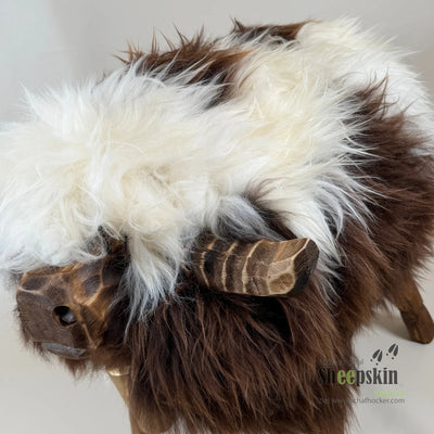 Alpen-Manufaktur Schaffellhocker Bully Milkyway – handgefertigte Schaffell-Tierhocker – Schafhocker Bully von Sheepskin Natur