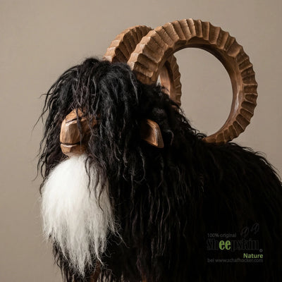 Alpen-Manufaktur Schaffellhocker Caprian | handgefertigte Schaffell-Tierhocker – Schafhocker Steinbock von Sheepskin Nature© 