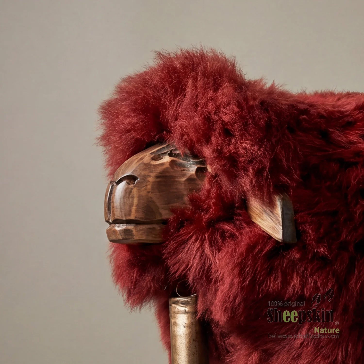 Alpen-Manufaktur Schaffellhocker Charlotte: handgefertigte Schaffell-Tierhocker weinrot – Schafhocker Madl von Sheepskin Natu