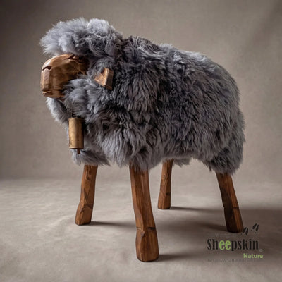Alpen-Manufaktur Schaffellhocker Claudi – handgefertigte Schaffell-Tierhocker silbergrau – Schafhocker Madl von Sheepskin Nat