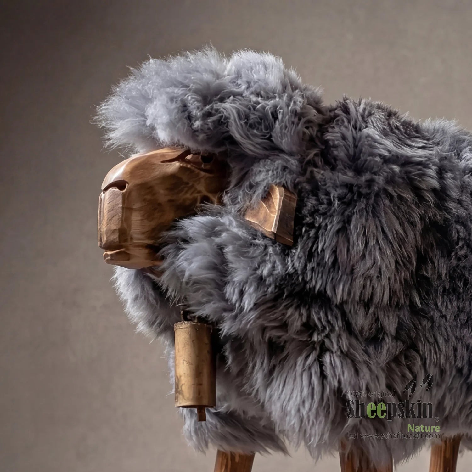 Alpen-Manufaktur Schaffellhocker Claudi – handgefertigte Schaffell-Tierhocker silbergrau – Schafhocker Madl von Sheepskin Nat