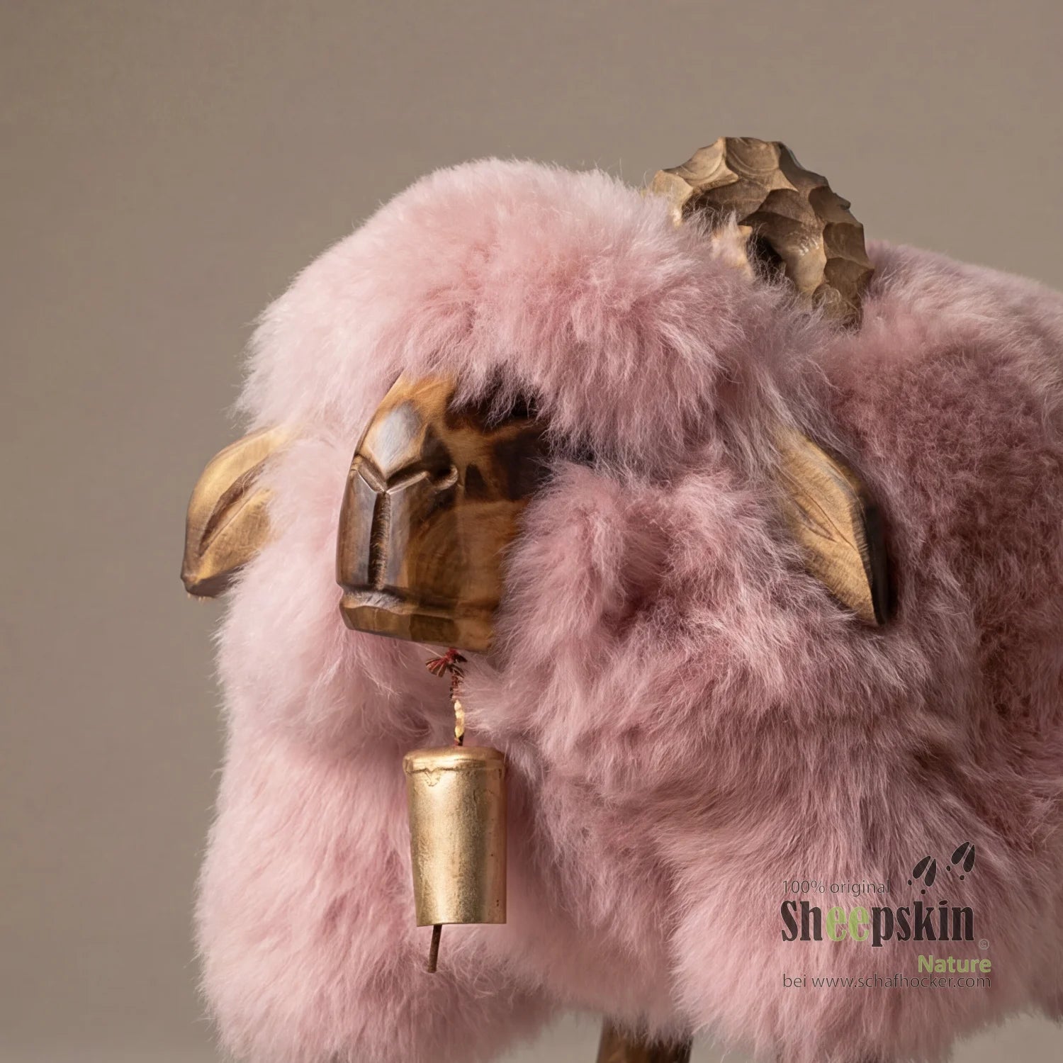Alpen-Manufaktur Schaffellhocker Didi: handgefertigte Schaffell-Tierhocker – Kinderhocker Bua von Sheepskin Nature© Ansicht 2