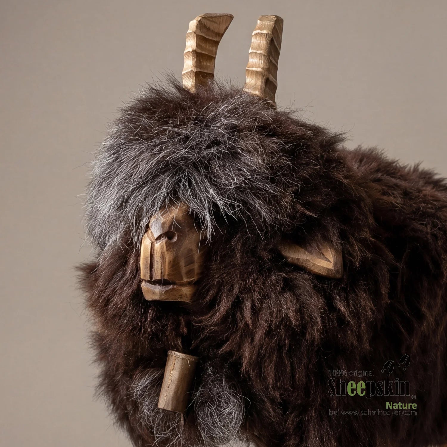 Alpen-Manufaktur Schaffellhocker Enzo handgefertigte Schaffell-Tierhocker – Schafhocker Ziege von Sheepskin Nature© Ansicht 2