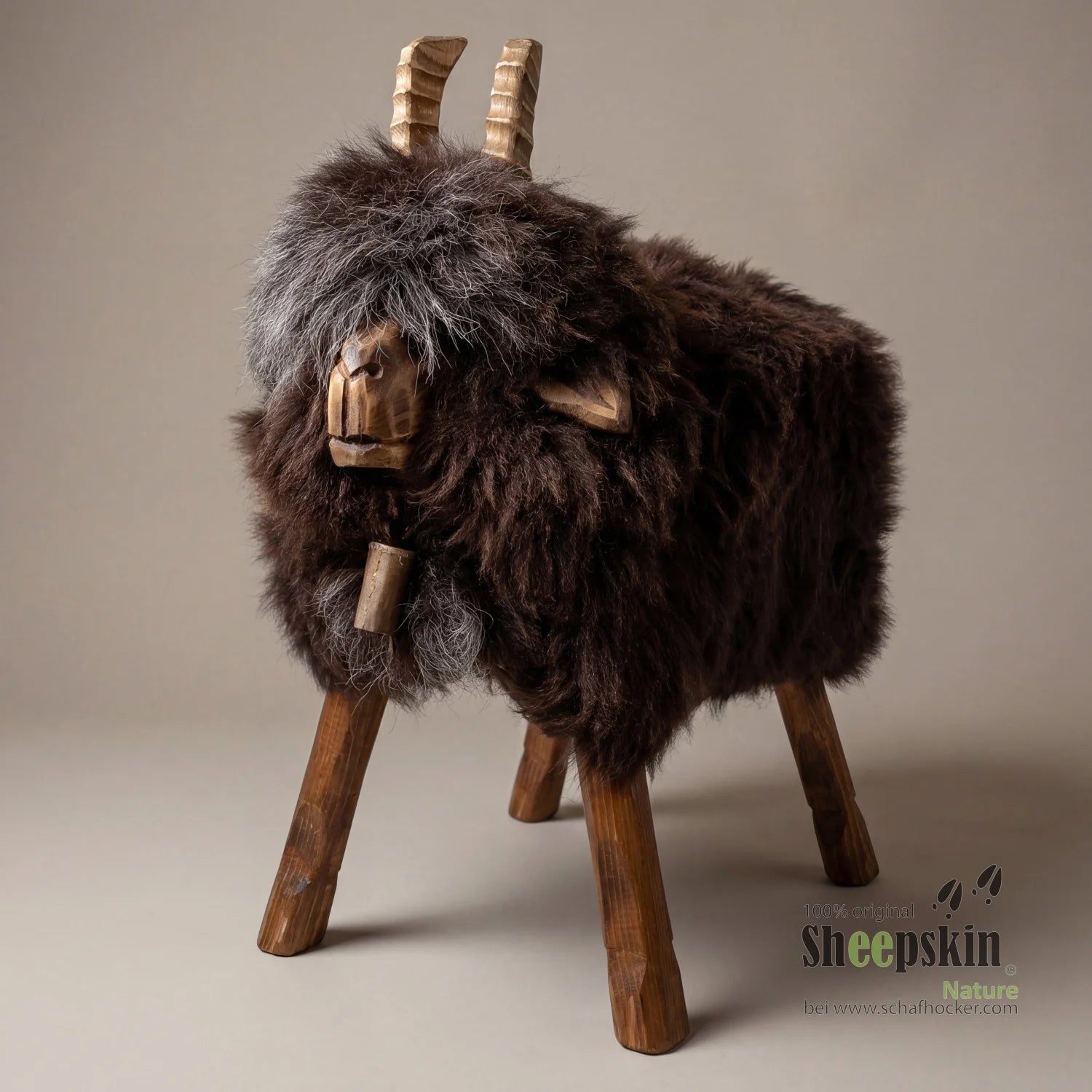 Alpen-Manufaktur Schaffellhocker Enzo handgefertigte Schaffell-Tierhocker – Schafhocker Ziege von Sheepskin Nature© jetzt kau