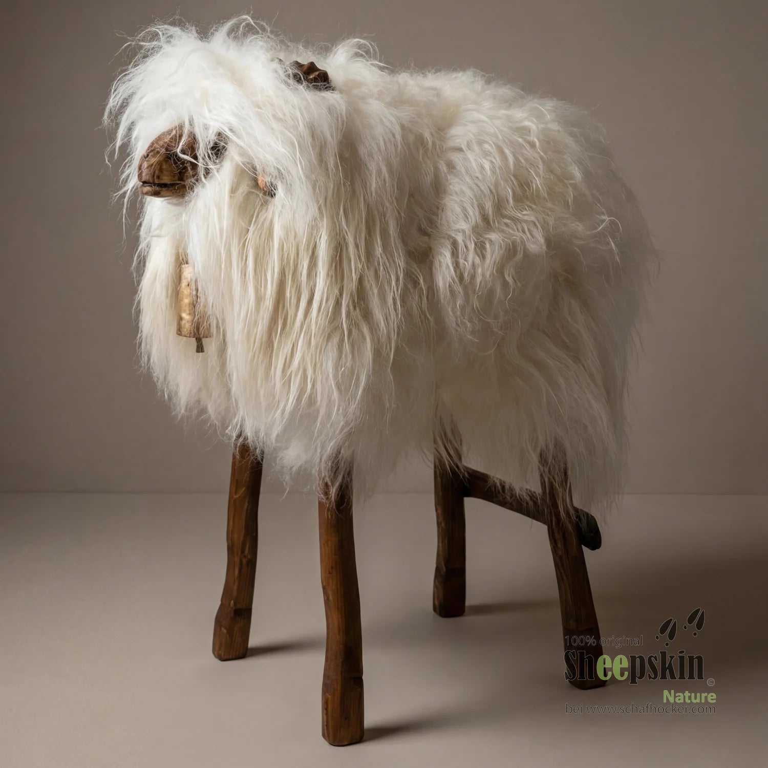 Alpen-Manufaktur Schaffellhocker Ferdl – handgefertigte Schaffell-Tierhocker – Barhocker Bua von Sheepskin Nature© jetzt kauf