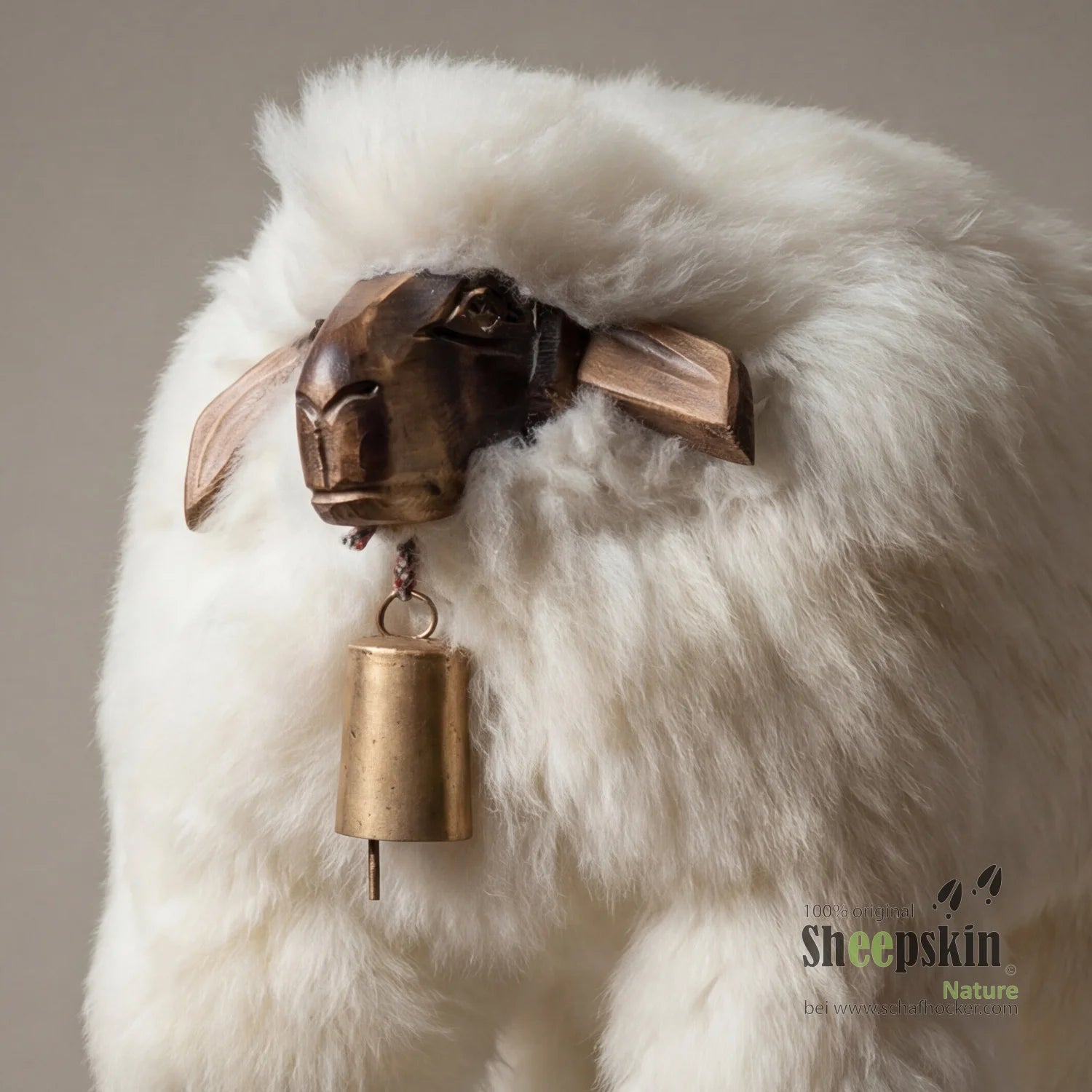Alpen-Manufaktur Schaffellhocker Heidi – handgefertigte Schaffell-Tierhocker – Barhocker Madl von Sheepskin Nature© Ansicht 2