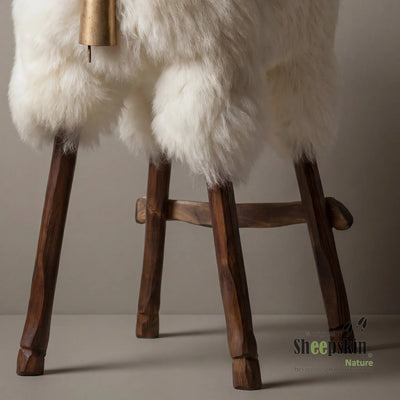 Alpen-Manufaktur Schaffellhocker Heidi – handgefertigte Schaffell-Tierhocker – Barhocker Madl von Sheepskin Nature© Ansicht 3