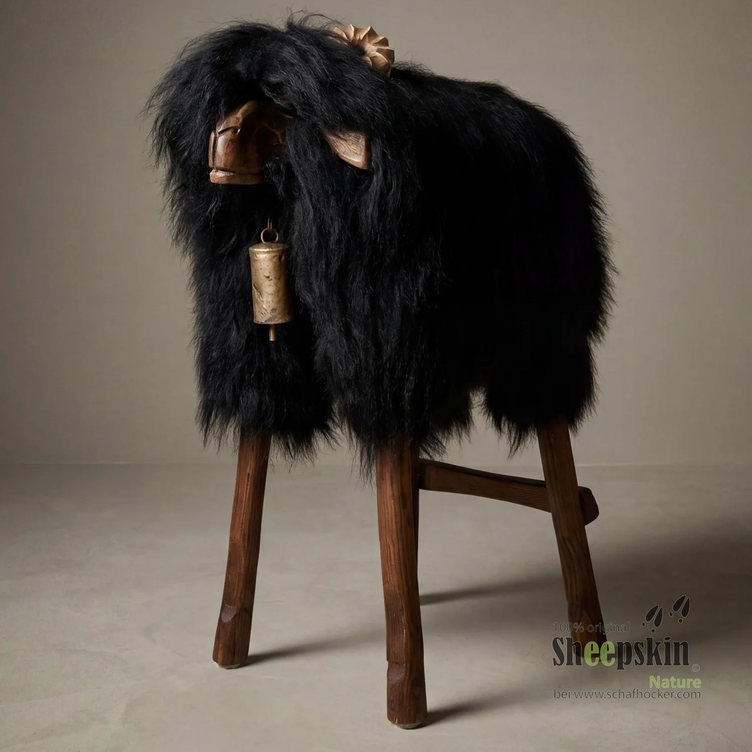 Alpen-Manufaktur Schaffellhocker Joe: Handgefertigte Schaffell-Tierhocker – Barhocker Bua von Sheepskin Nature© jetzt kaufen