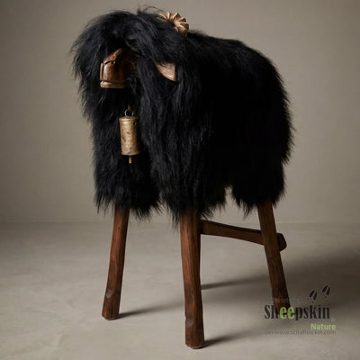 Alpen-Manufaktur Schaffellhocker Joe: Handgefertigte Schaffell-Tierhocker – Barhocker Bua von Sheepskin Nature© jetzt kaufen