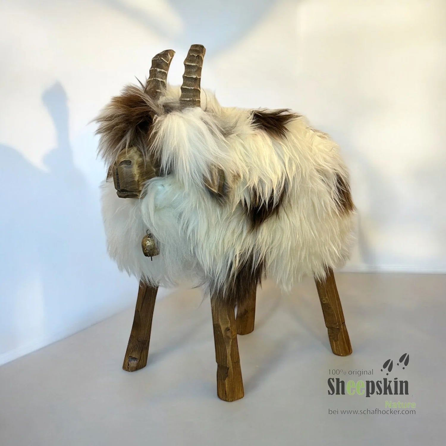 Alpen-Manufaktur Schaffellhocker Jogl – handgefertigte Schaffell-Tierhocker – Schafhocker Ziege von Sheepskin Nature© jetzt k