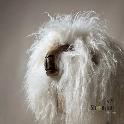 Alpen-Manufaktur Schaffellhocker Josefa – handgefertigte Schaffell-Tierhocker – Schafhocker Madl von Sheepskin Nature© Ansich