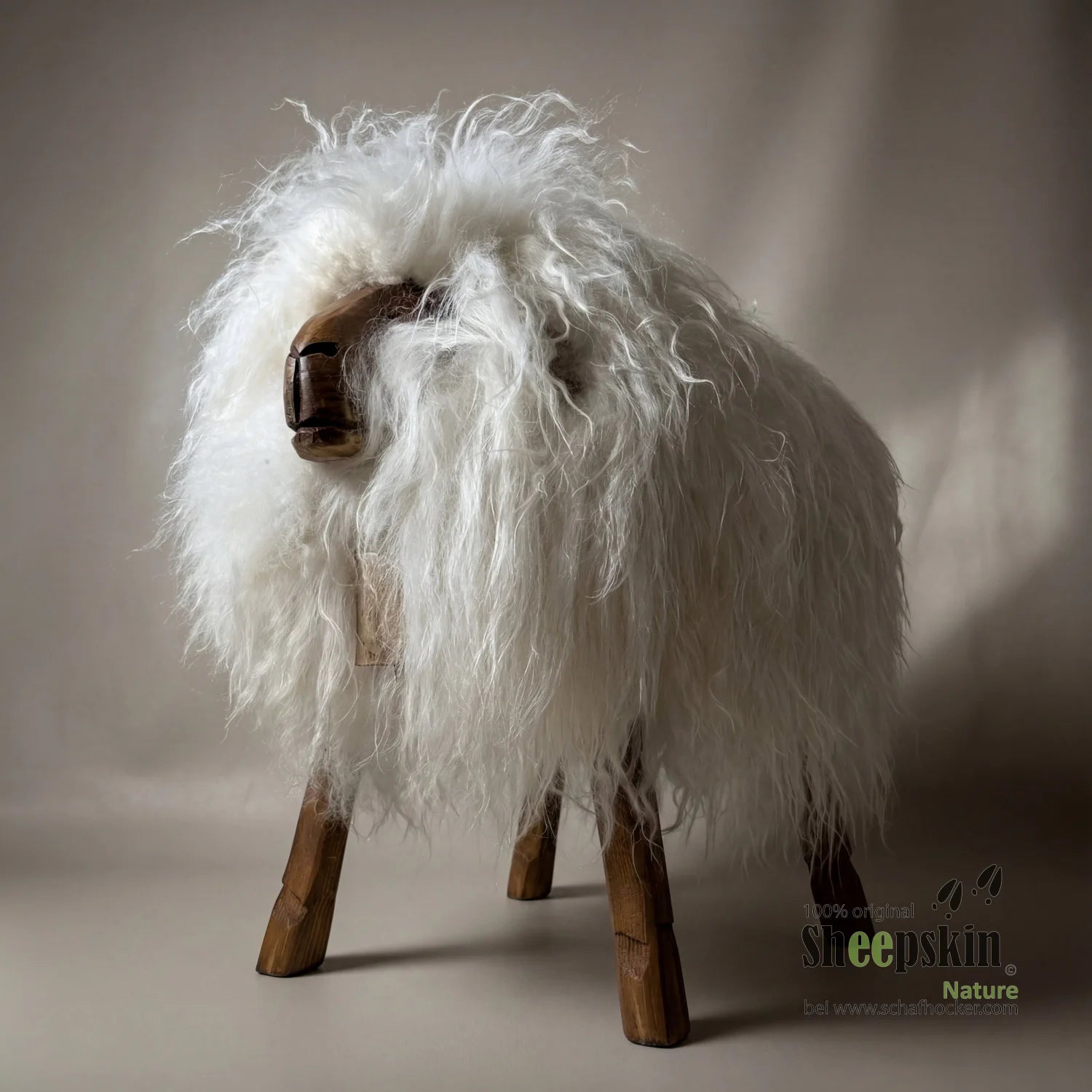 Alpen-Manufaktur Schaffellhocker Josefa – handgefertigte Schaffell-Tierhocker – Schafhocker Madl von Sheepskin Nature© jetzt 