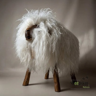 Alpen-Manufaktur Schaffellhocker Josefa – handgefertigte Schaffell-Tierhocker – Schafhocker Madl von Sheepskin Nature© jetzt 