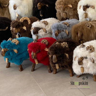 Alpen-Manufaktur Schaffellhocker Leo | Handgefertigte Schaffell-Tierhocker – Kinderhocker Bua von Sheepskin Nature© Ansicht 4