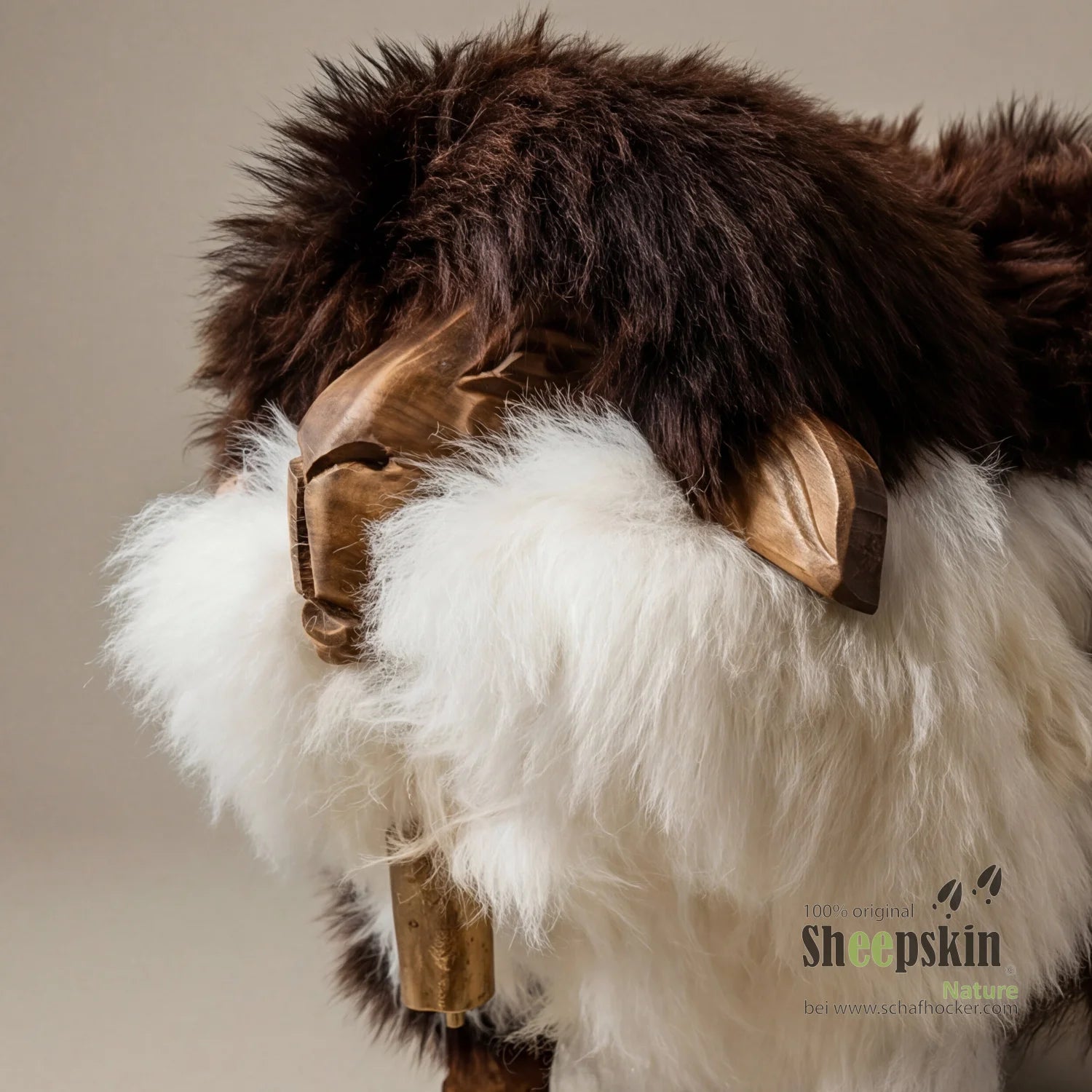 Alpen-Manufaktur Schaffellhocker Lisl – handgefertigte Schaffell-Tierhocker – Kinderhocker Madl von Sheepskin Nature© Ansicht