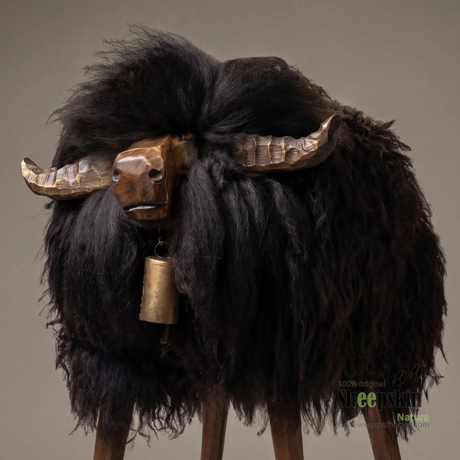 Alpen-Manufaktur Schaffellhocker Lothar – handgefertigte Schaffell-Tierhocker – Barhocker Bully von Sheepskin Nature© Ansicht