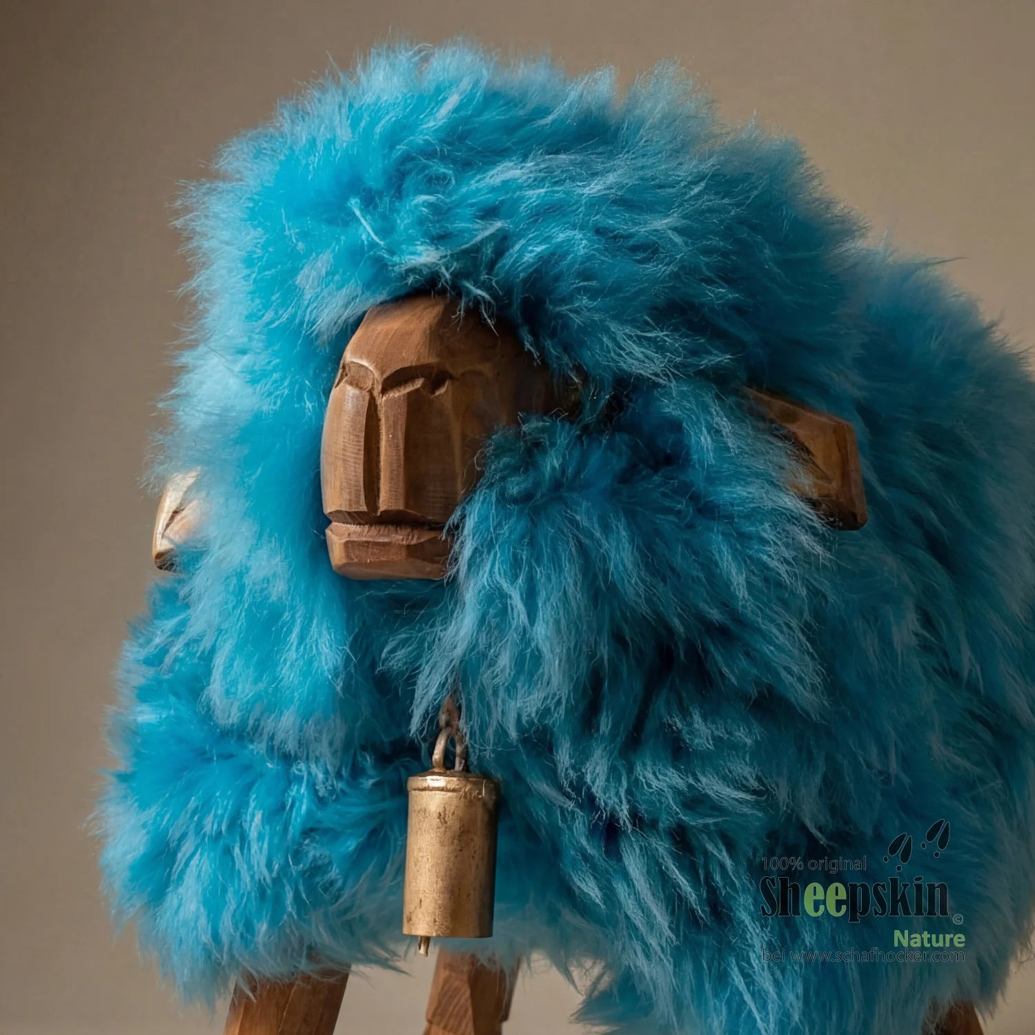 Alpen-Manufaktur Schaffellhocker Malea: handgefertigte Schaffell-Tierhocker – Kinderhocker Madl von Sheepskin Nature© Ansicht