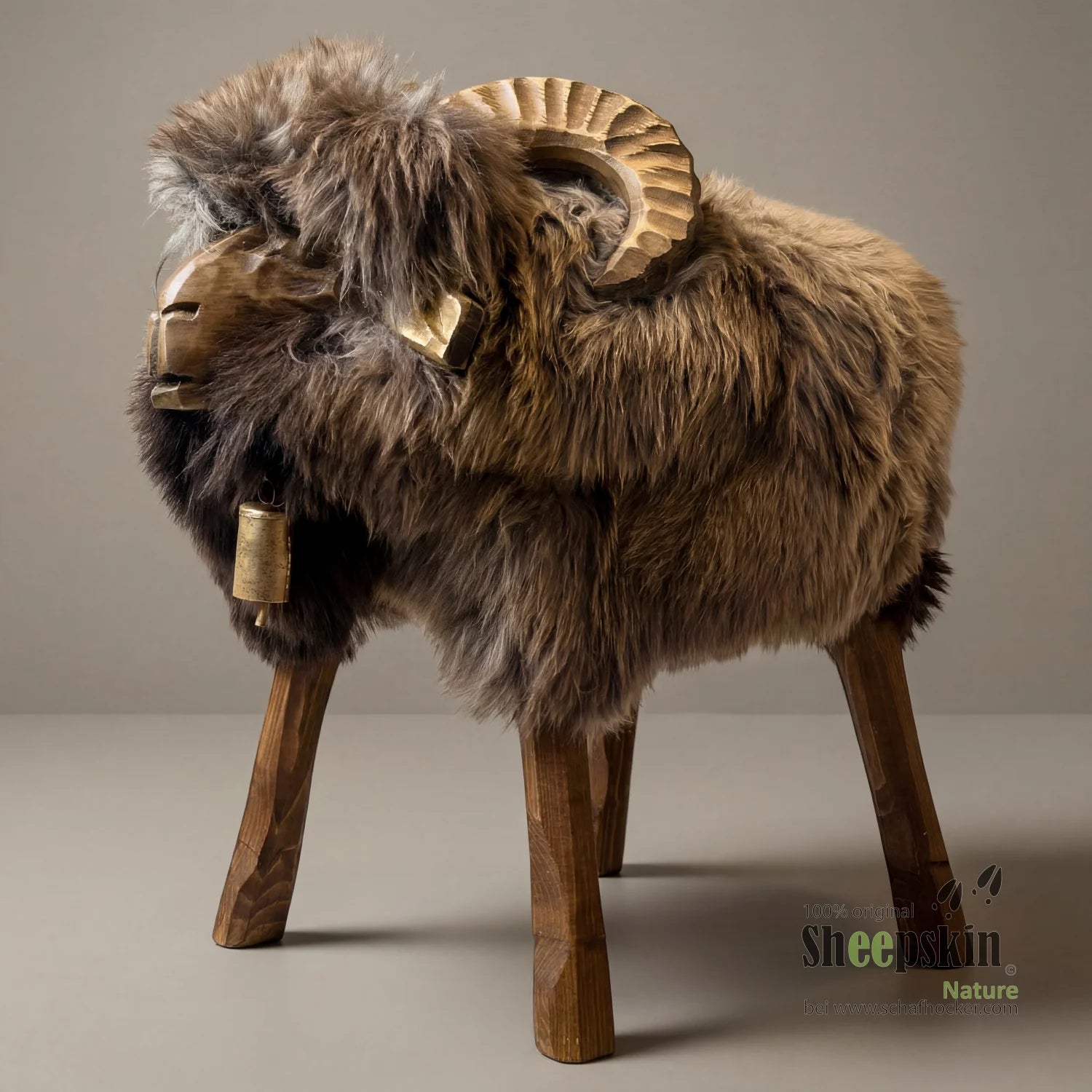 Alpen-Manufaktur Schaffellhocker Manfred | Handgefertigte Schaffell-Tierhocker – Schafhocker Mufflon von Sheepskin Nature© je