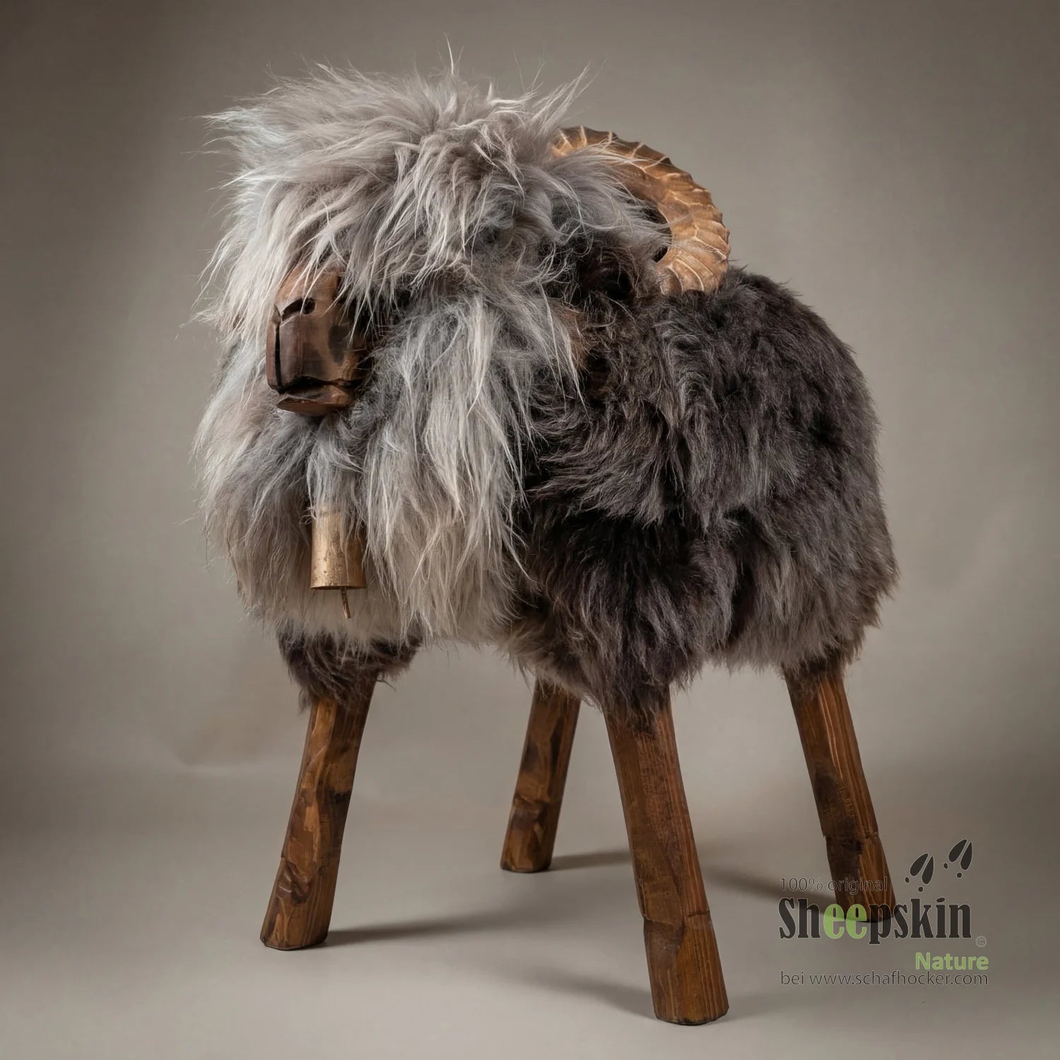 Schafhocker Micki, Modell Mufflon, mit deutschem Schaffell