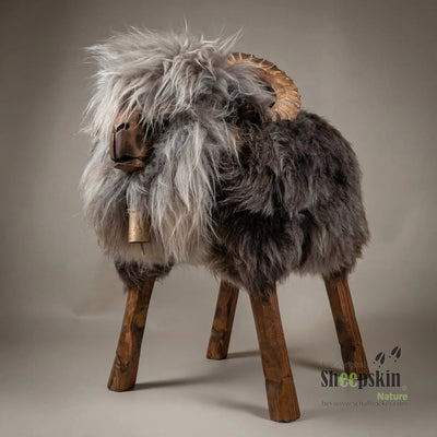 Schafhocker Micki, Modell Mufflon, mit deutschem Schaffell