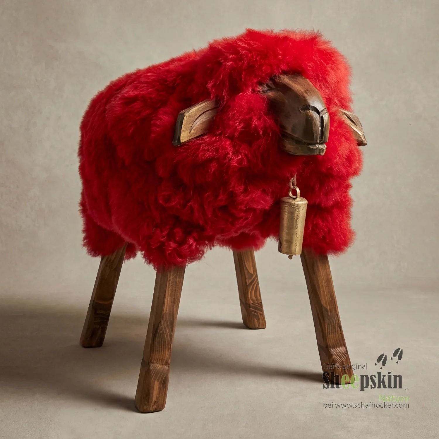 Alpen-Manufaktur Schaffellhocker Mona – handgefertigte Schaffell-Tierhocker – Schafhocker Madl von Sheepskin Nature© jetzt ka