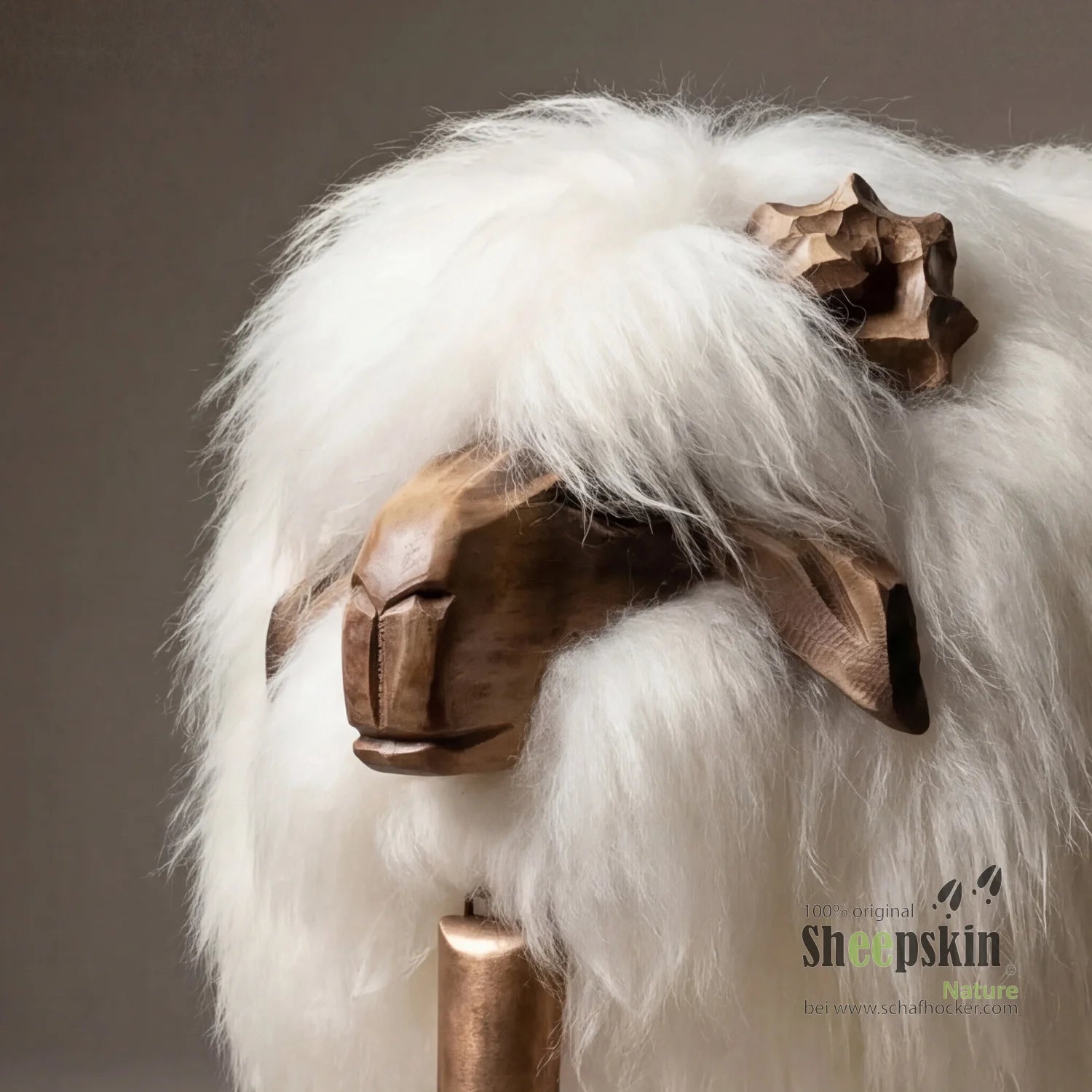 Alpen-Manufaktur Schaffellhocker Moritz: handgefertigte Schaffell-Tierhocker – Kinderhocker Bua von Sheepskin Nature© Ansicht
