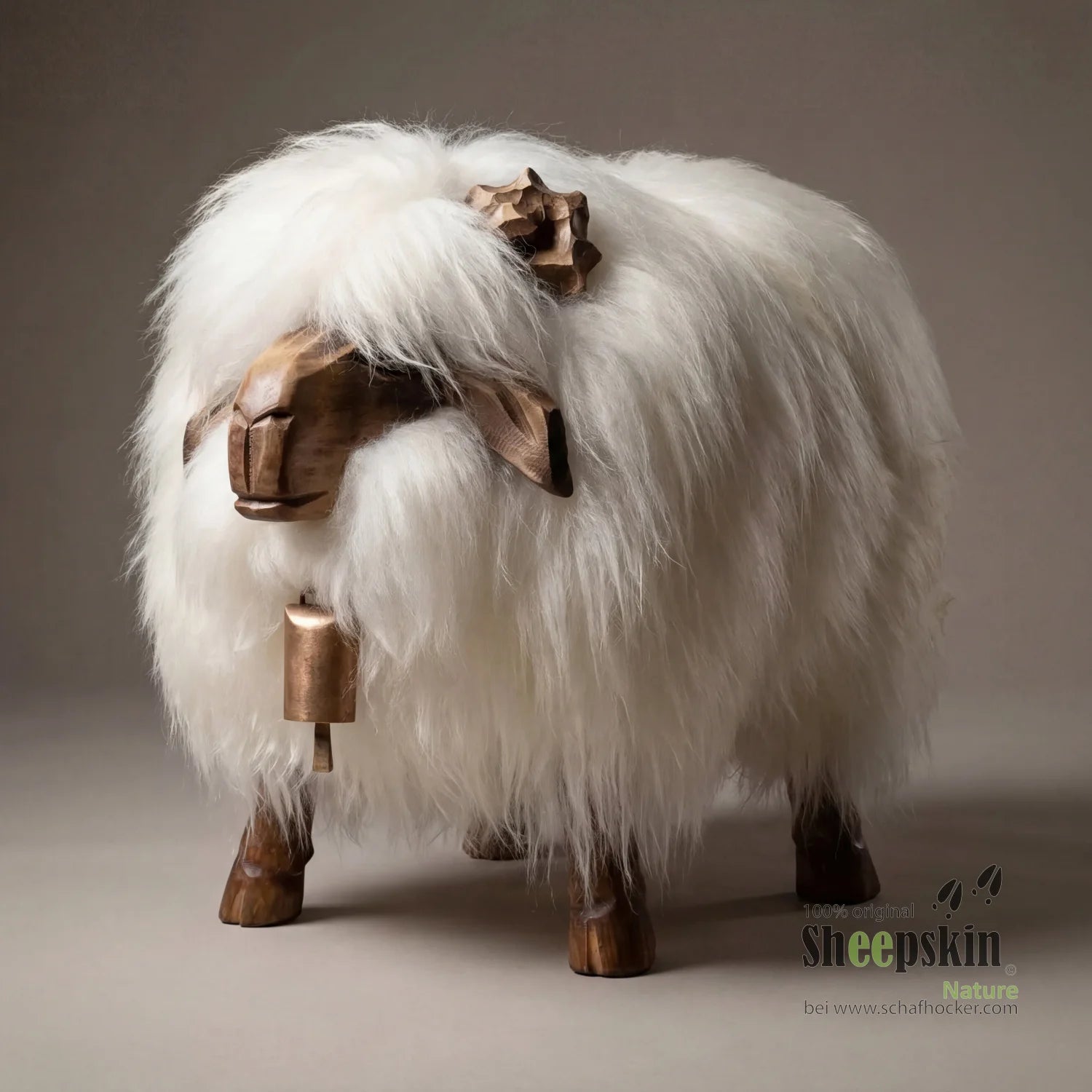 Alpen-Manufaktur Schaffellhocker Moritz: handgefertigte Schaffell-Tierhocker – Kinderhocker Bua von Sheepskin Nature© jetzt k
