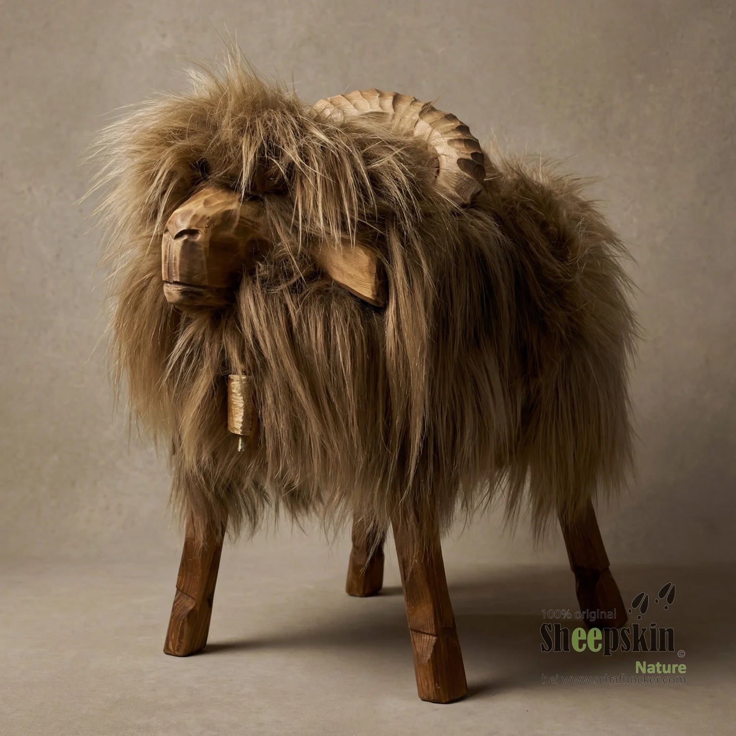 Alpen-Manufaktur Schaffellhocker Mufflon Antonio – Schafhocker Mufflon von Sheepskin Nature© jetzt kaufen