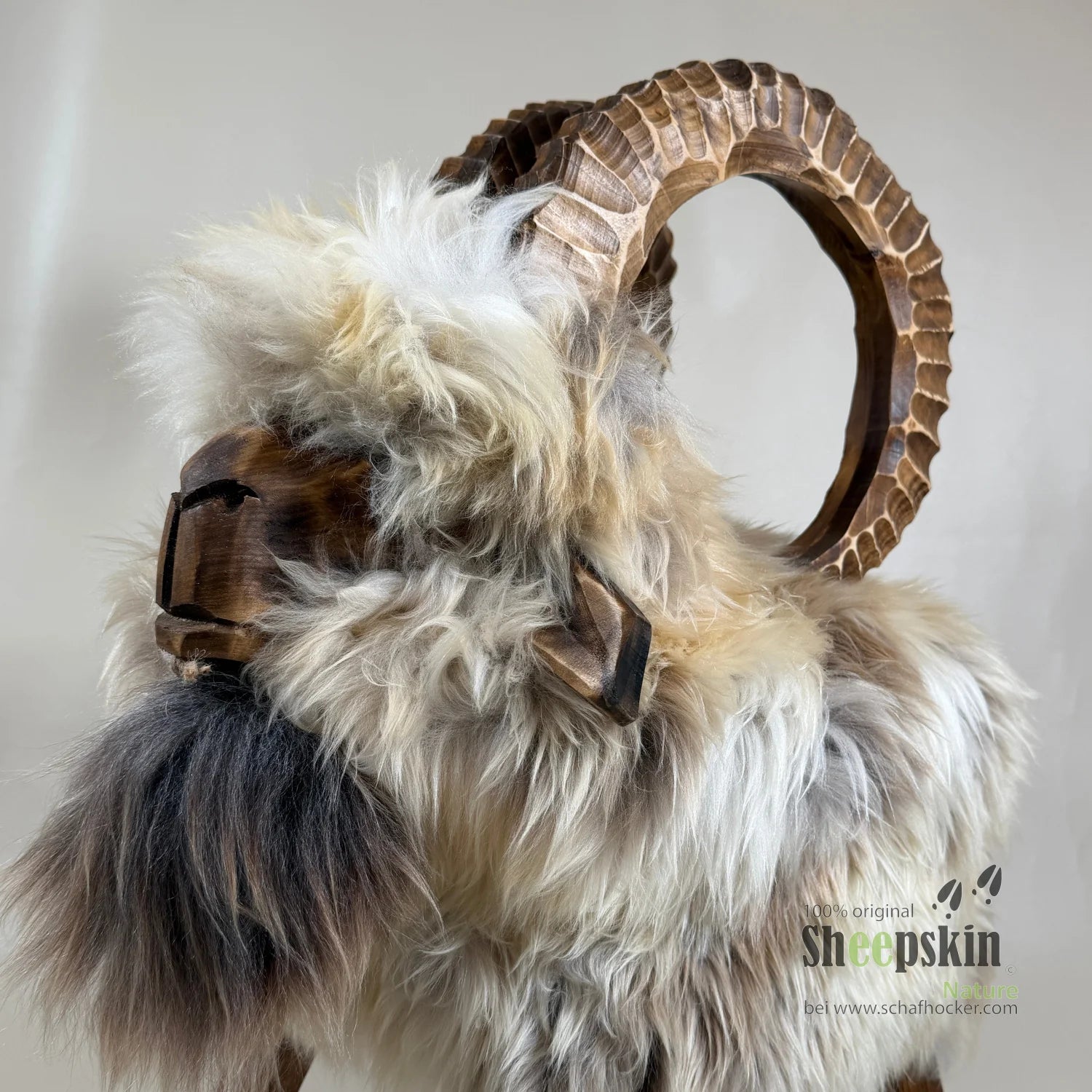 Alpen-Manufaktur Schaffellhocker Nelio Steinbock beige – Schafhocker Steinbock von Sheepskin Nature© Ansicht 3 – kaufen