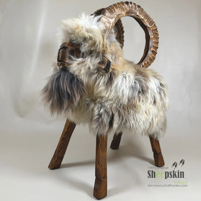 Alpen-Manufaktur Schaffellhocker Nelio Steinbock beige – Schafhocker Steinbock von Sheepskin Nature© Ansicht 2 – kaufen