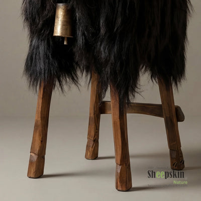 Alpen-Manufaktur Schaffellhocker Oswald | Handgefertigte Schaffell-Tierhocker – Barhocker Bully von Sheepskin Nature© Ansicht