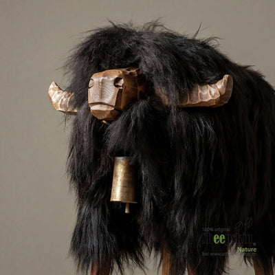 Alpen-Manufaktur Schaffellhocker Oswald | Handgefertigte Schaffell-Tierhocker – Barhocker Bully von Sheepskin Nature© Ansicht