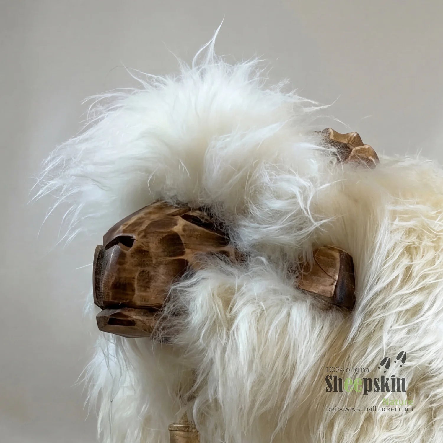 Alpen-Manufaktur Schaffellhocker Peterle eisbärweiß – Kinderhocker Bua von Sheepskin Nature© Ansicht 2 – kaufen