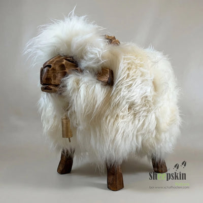 Alpen-Manufaktur Schaffellhocker Peterle eisbärweiß – Kinderhocker Bua von Sheepskin Nature© jetzt kaufen