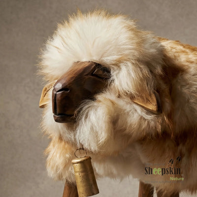 Alpen-Manufaktur Schaffellhocker Roberta – handgefertigte Schaffell-Tierhocker – Schafhocker Madl von Sheepskin Nature© Ansic