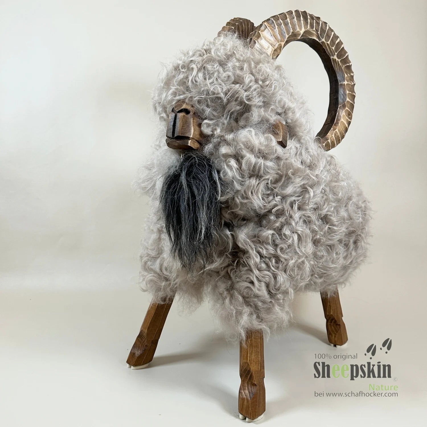 Alpen-Manufaktur Schaffellhocker Rocky Pearl – handgefertigte Schaffell-Tierhocker – Schafhocker Steinbock von Sheepskin Natu