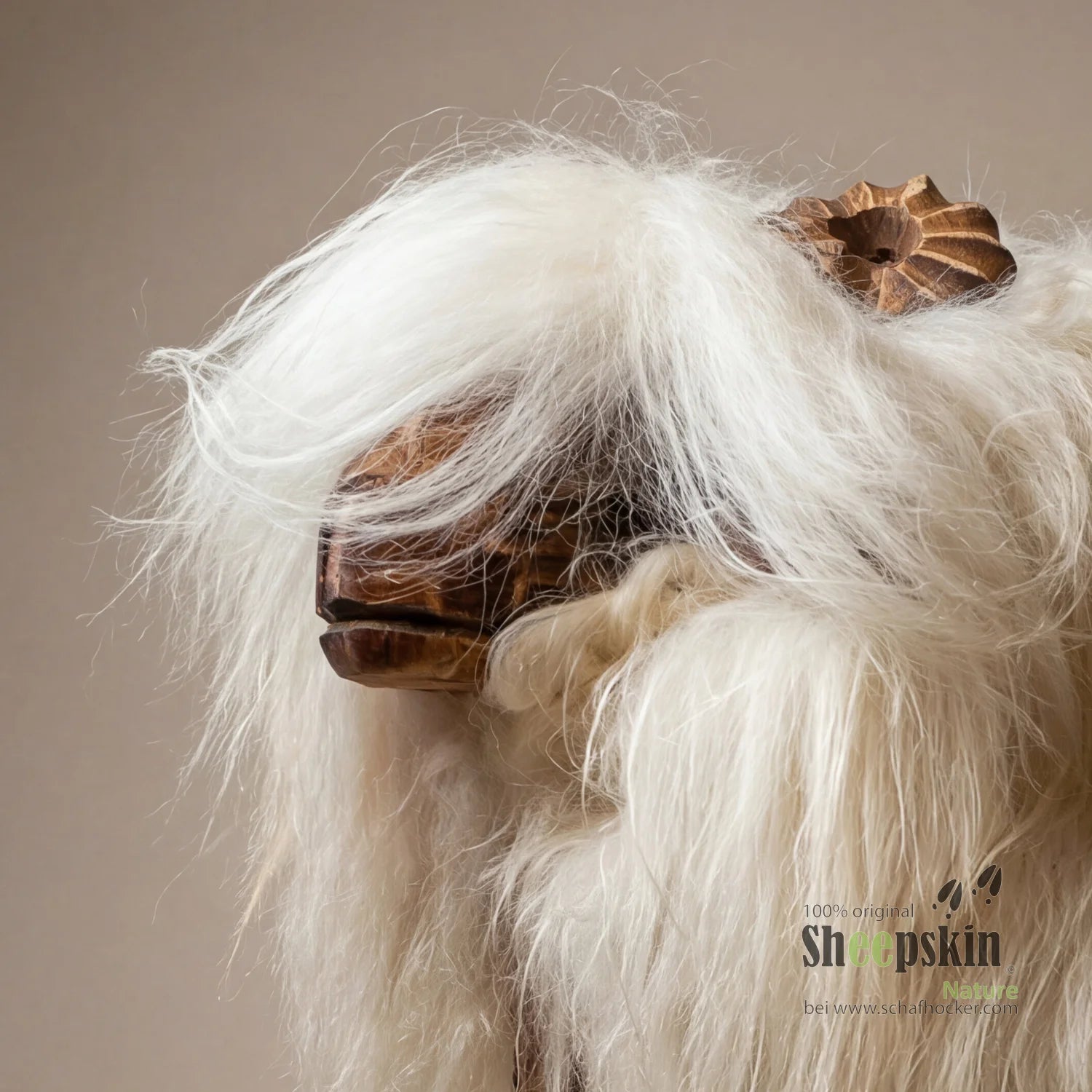Schafhocker Sandro der elegante Bua weiß Designer Tierhocker Widder – Schafhocker Bua von Sheepskin Nature© Ansicht 2 – kaufe