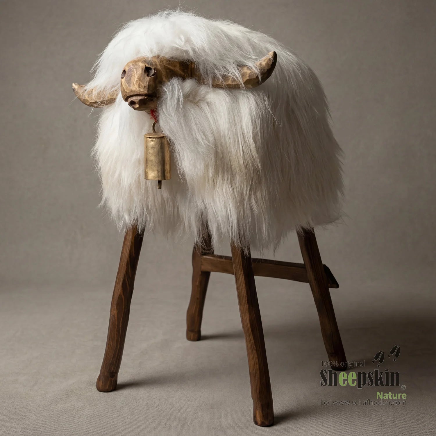 Alpen-Manufaktur Schaffellhocker Siegfried – handgefertigte Schaffell-Tierhocker – Barhocker Bully von Sheepskin Nature© jetz